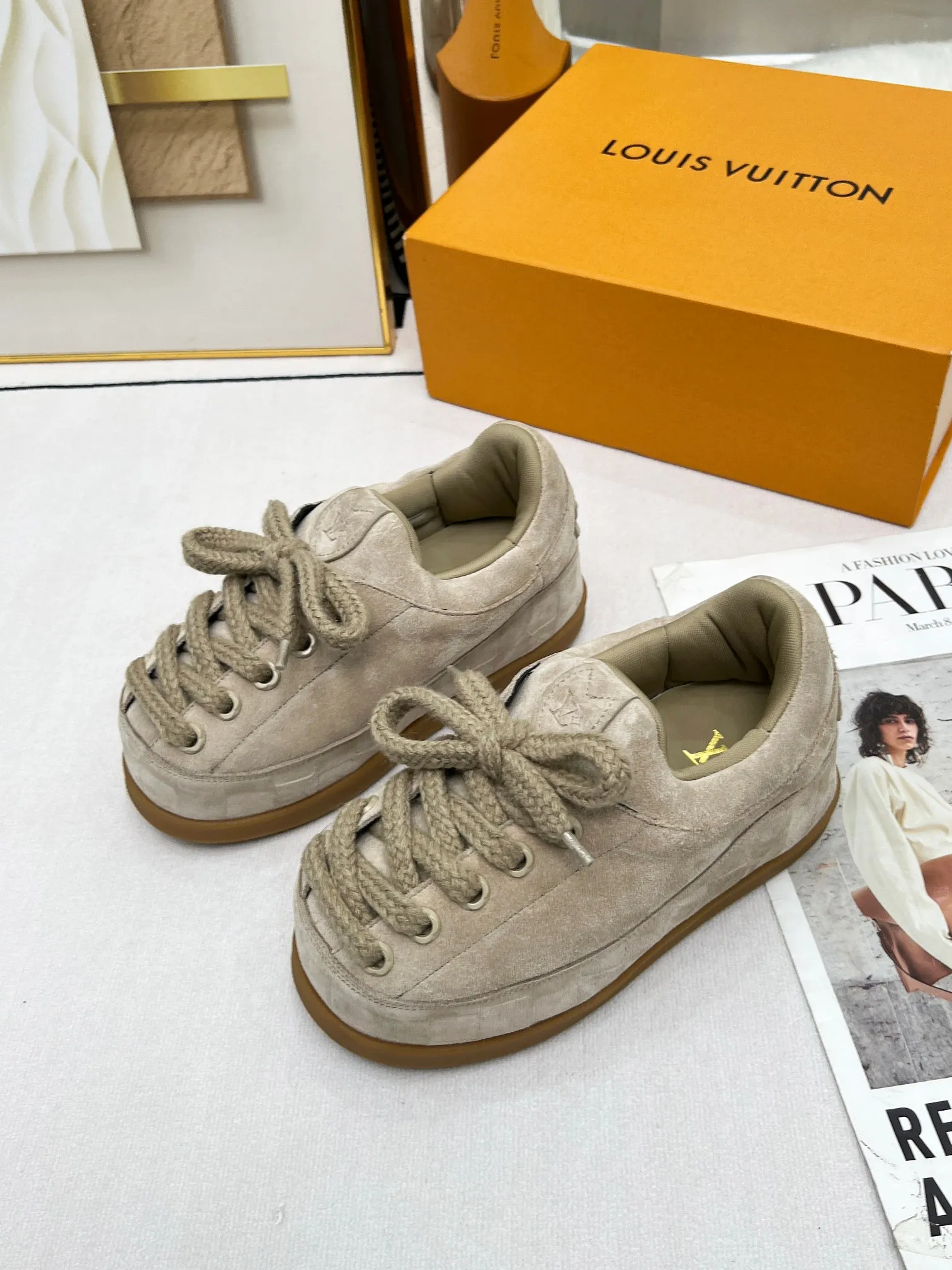 👟👟Ex-factory price 660👟👟 louis vuitton (Louis Vuitton/lv)🔍Autumn and winter~Ugly little chubby, new shoe style YETI🔥🔥🔥🔥 Super street-style bread shoes are here! ! ! Chubby is so cute~💞 What a great tool for showing off slim legs! The inner height is increased by 5 cm, the legs are longer and thinner, and the beef tendon bottom is super comfortable, suitable for couples 💞💞💞💞 Fabric: imported high mercerized ox velvet embossed craftsmanship Number of yards: 35-45 yards (46🉑custom-made, non-returnable)
